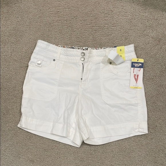 Dakota Pants - Dakota Women's White Shorts size 6 NWT